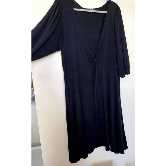 BooHoo Black‎ Plus Size Flowy Dress Size 16 - Picture 4 of 6